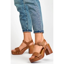 Braune Sandalen mit Plateauabsatz aus Holz 2