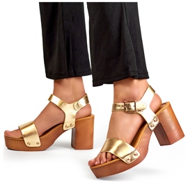 Goldene Sandalen mit Plateauabsatz aus Holz 1