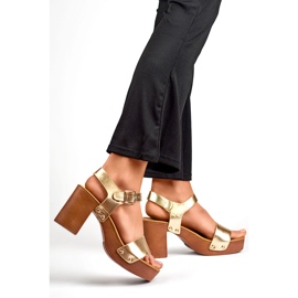 Goldene Sandalen mit Plateauabsatz aus Holz 3