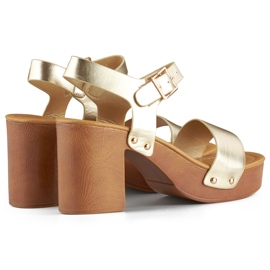 Goldene Sandalen mit Plateauabsatz aus Holz 4