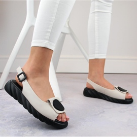 Bequeme Damen-Ledersandalen auf dem beigen Plateau Artiker 52C1639 1