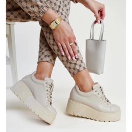 Karino-Sneaker aus beigem Leder mit Keilabsatz 1