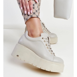 Karino-Sneaker aus beigem Leder mit Keilabsatz 2