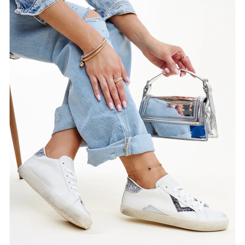 Weiße Sneakers mit Used-Effekt von Gombol 1