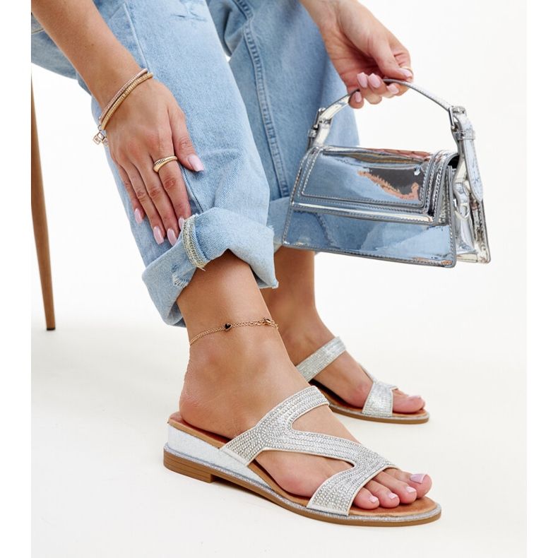 Silberne Flip-Flops mit niedrigem Keilabsatz von Asker 1