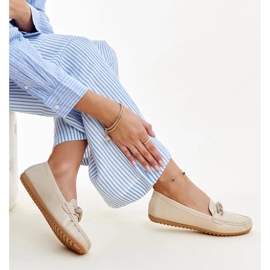 Beigefarbene Mokassins, verziert mit Adiba-Strasssteinen 1