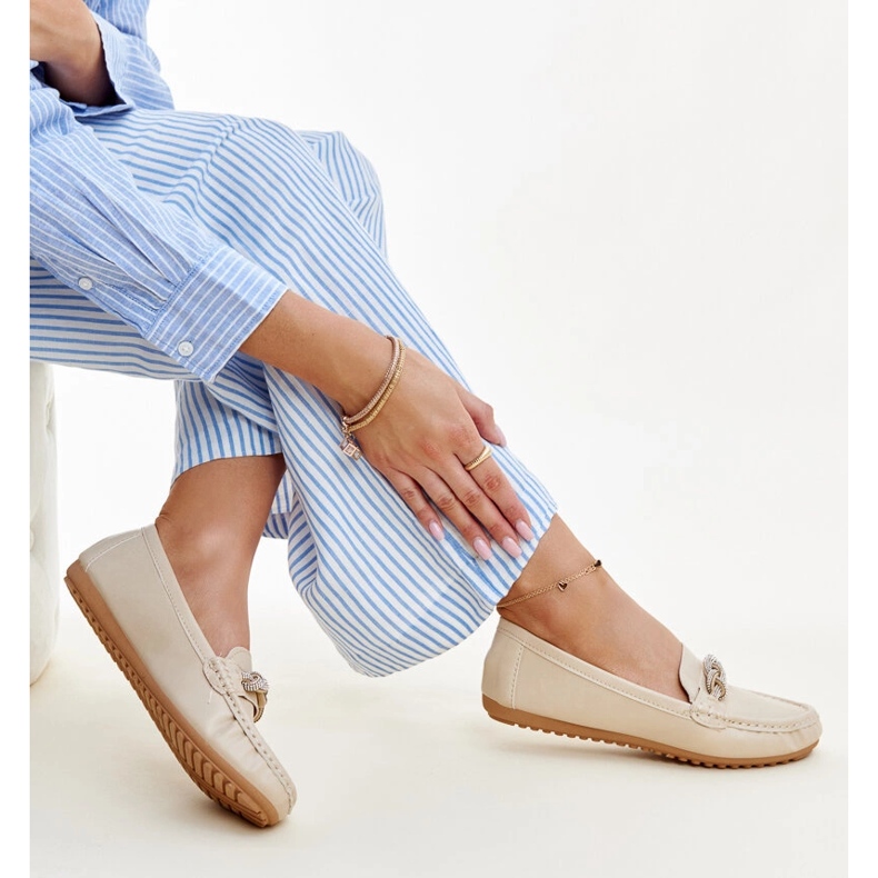 Beigefarbene Mokassins, verziert mit Adiba-Strasssteinen 1