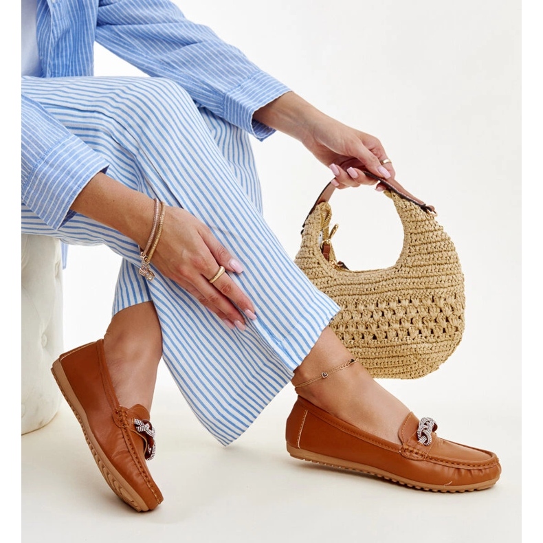 Braune Mokassins, verziert mit Adiba-Strasssteinen 1