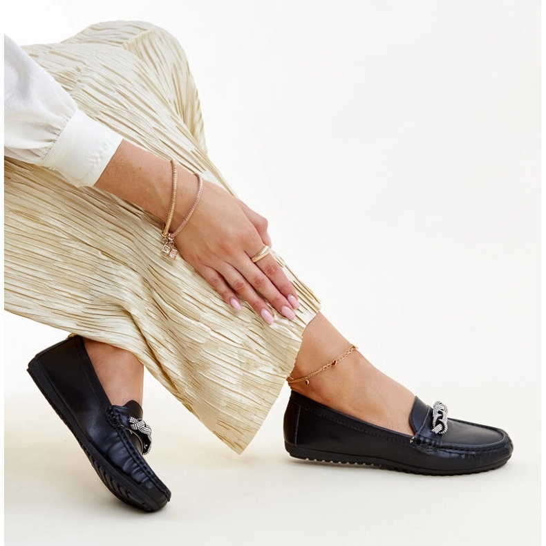 Schwarze Mokassins, verziert mit Adiba-Strasssteinen 1