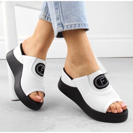 Durchbrochene Damen-Keilsandalen aus Leder, weiß Filippo DK6141 1