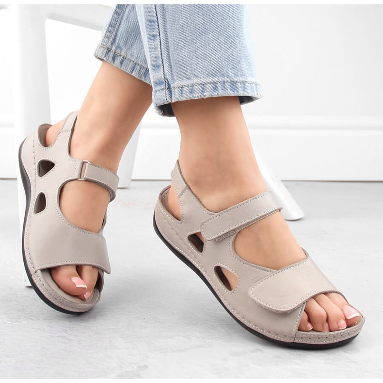 Damen-Ledersandalen mit Klettverschluss, hellgrau T.Sokolski L24-158 1