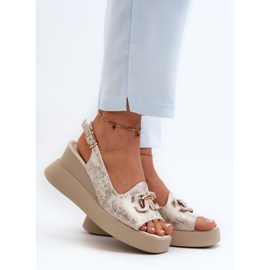 Damensandalen auf Plateau und Keilabsatz mit goldener Verzierung Janesca 2