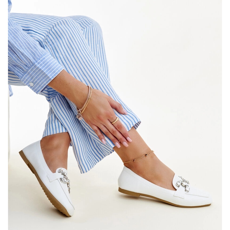 Weiße Mokassins mit einer Mali-Schnalle aus Zirkonium 1