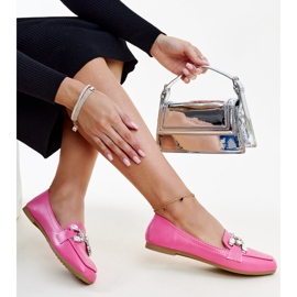 Dunkelrosa Mokassins mit einer Mali-Schnalle aus Zirkonium 1