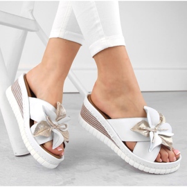 Bequeme Damen-Slipper aus Leder mit Keilabsatz und Blume, weiß Artiker 54C0537 1