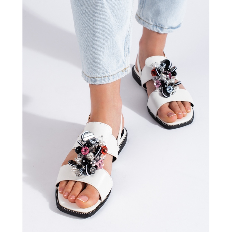 Weiße Damensandalen mit Verzierung 1