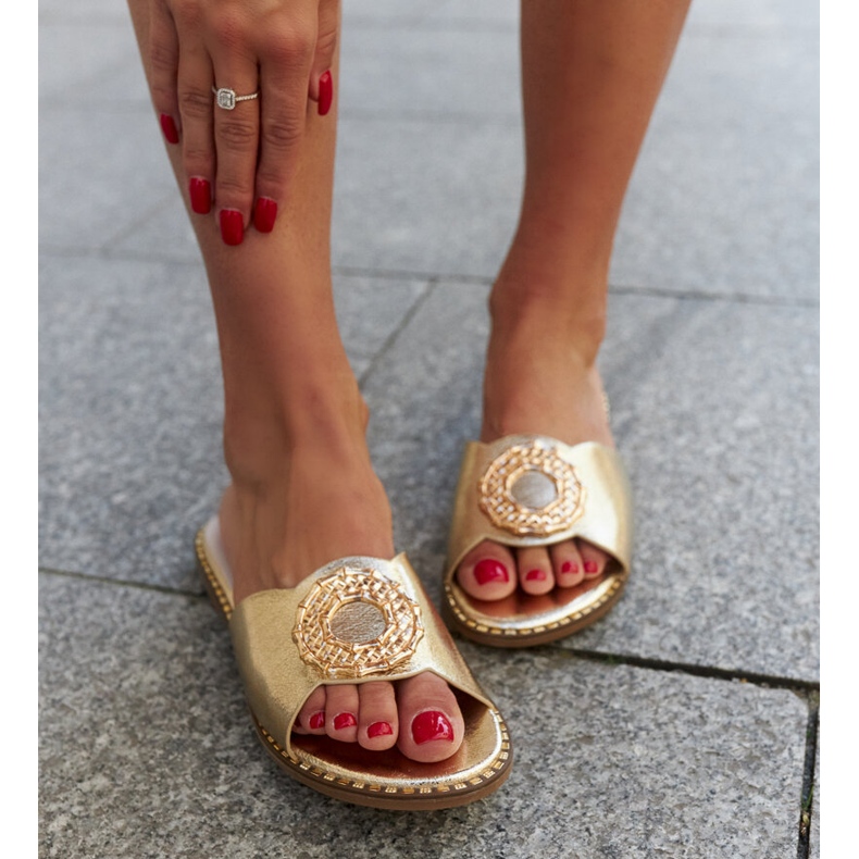 Goldene Flip-Flops mit Ledereinsatz von Buenas 1