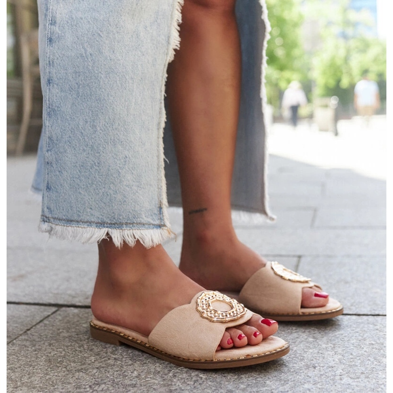 Beigefarbene Flip-Flops mit Ledereinsatz von Buenas 1