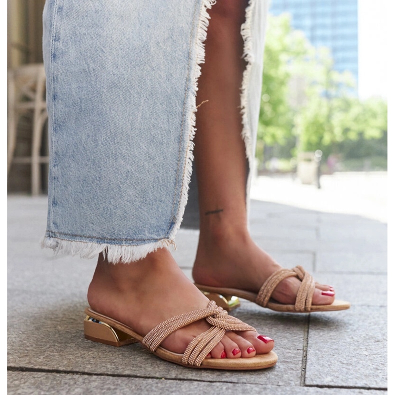 Beigefarbene Flip-Flops mit niedrigem Absatz, verziert mit Ulma-Strasssteinen 1