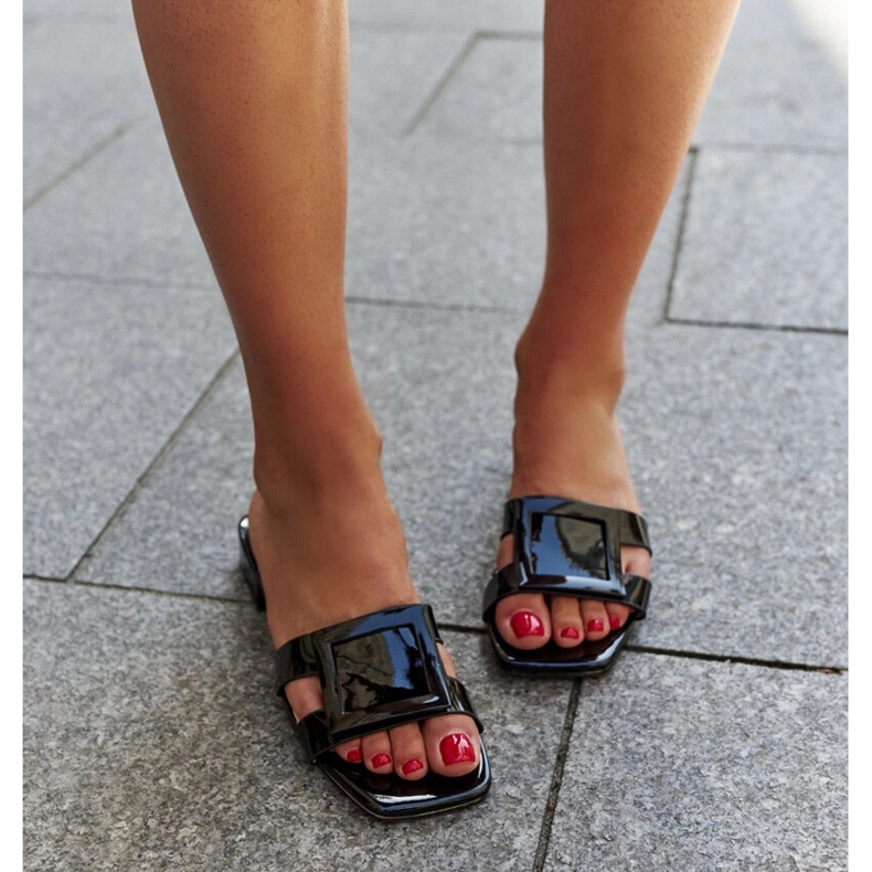 Schwarze Lackpantoffeln mit Mancinia-Ledereinsatz 1