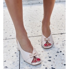 Beigefarbene Sandalen mit Totana-Ledereinsatz 1