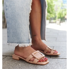 Beigefarbene Flip-Flops mit Ledereinsatz von Wilia 1