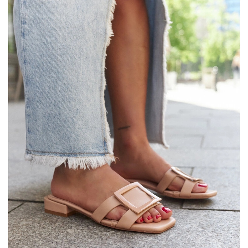 Beigefarbene Flip-Flops mit Ledereinsatz von Wilia 1