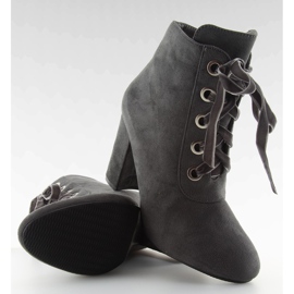 Graugraue Stiefel mit breiten Absätzen 1