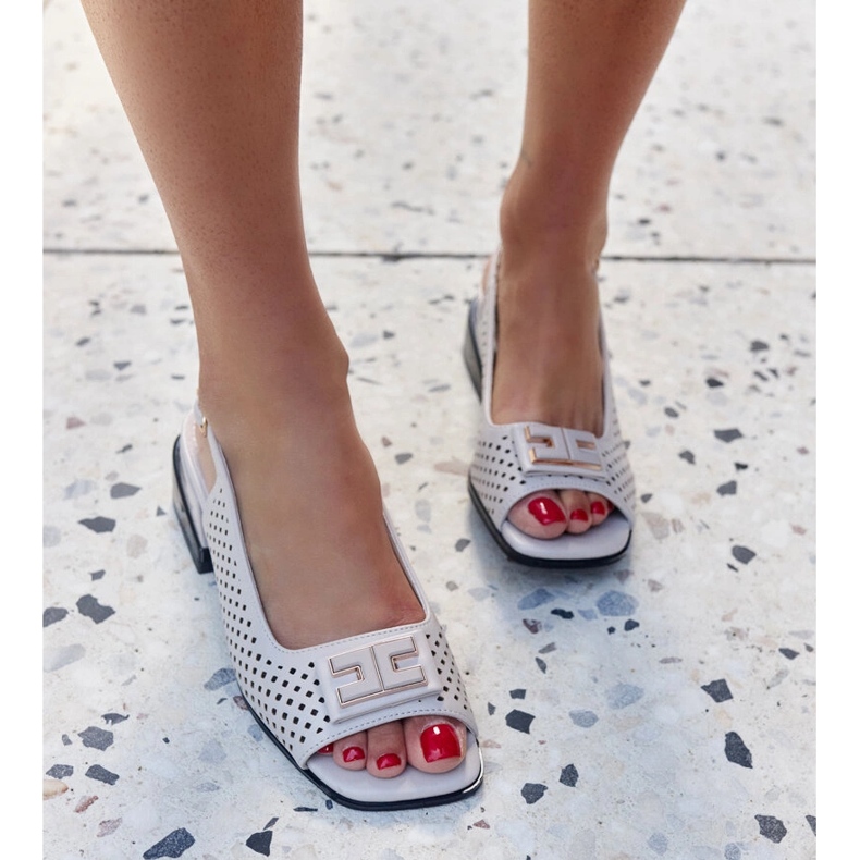 Durchbrochene Sandalen auf einem massiven Sajida-Block grau 1