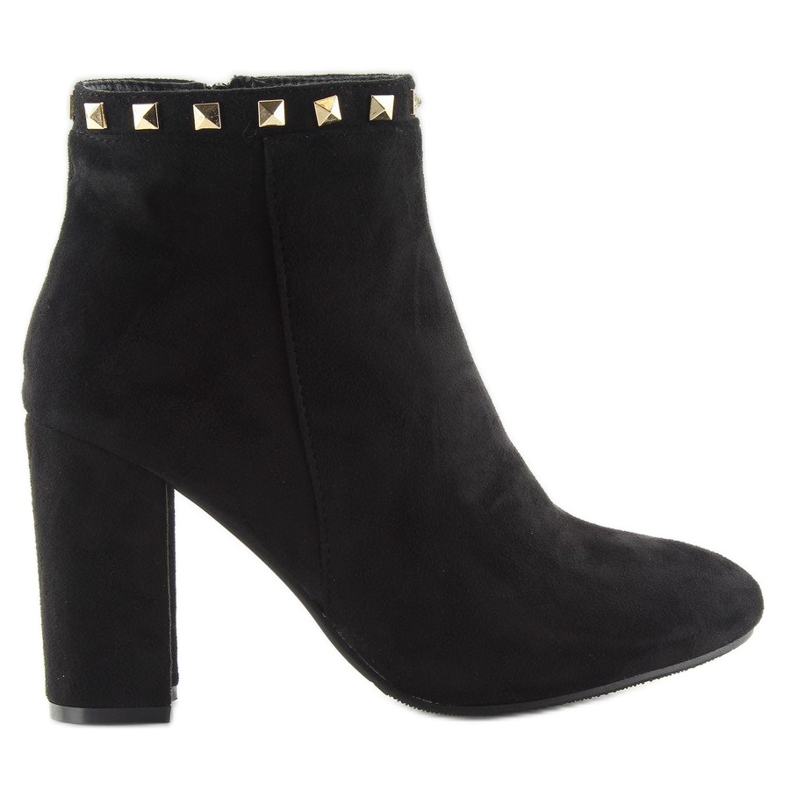 Schwarze Stiefel mit hohem Absatz und schwarzen Nieten 1