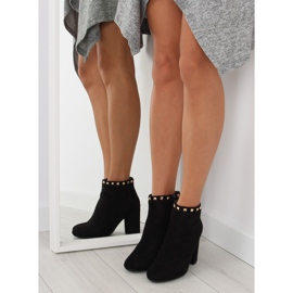 Schwarze Stiefel mit hohem Absatz und schwarzen Nieten 2