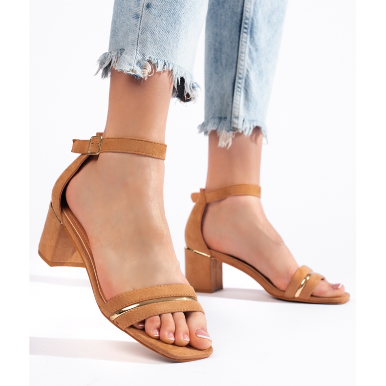 Braune Wildledersandalen mit niedrigem Absatz 1