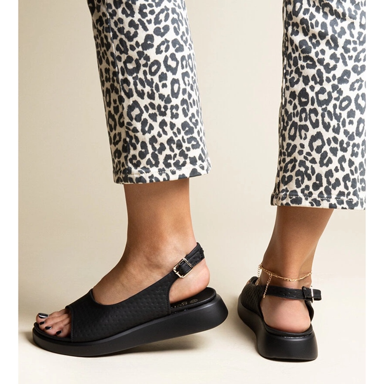 Schwarze Sandalen mit dicker Hamond-Sohle 1