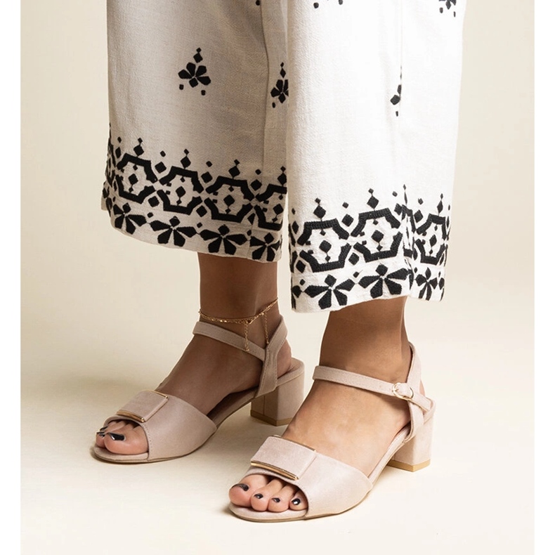 Beigefarbene Sandalen mit niedrigem Absatz von Frederica 1