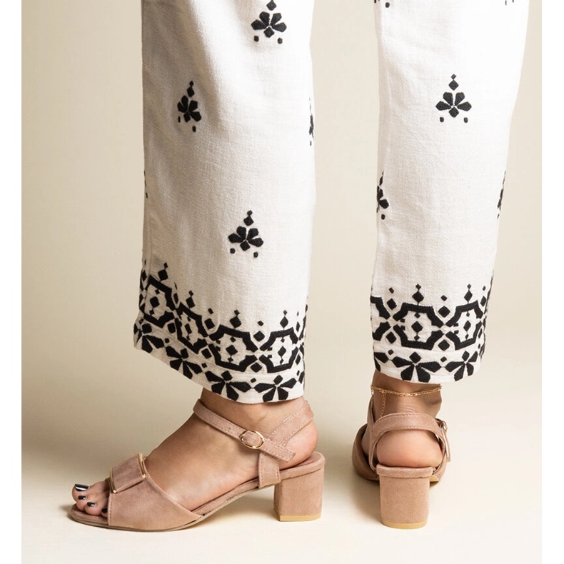 Dunkelbeige Sandalen mit niedrigem Absatz von Frederica 2