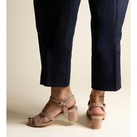 Dunkelbeige Sandalen mit einer Kombination aus Hambly-Materialien 2