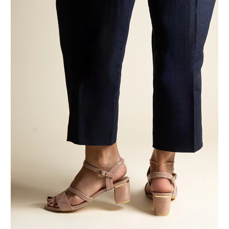 Dunkelbeige Sandalen mit einer Kombination aus Hambly-Materialien 2