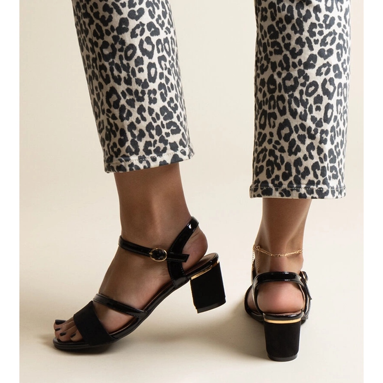 Schwarze Sandalen mit einer Kombination aus Hambly-Materialien 2