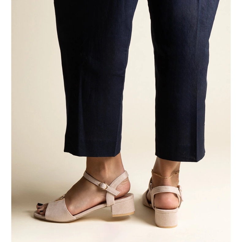 Beigefarbene Sandalen mit niedrigem Absatz und Horner-Schnalle 1