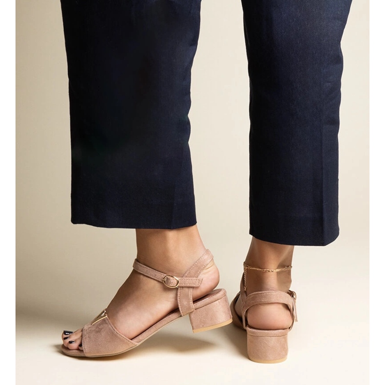 Dunkelbeige Sandalen mit niedrigem Absatz und Horner-Schnalle 2