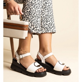 Weiße Keilsandalen aus Maddison-Öko-Leder 1