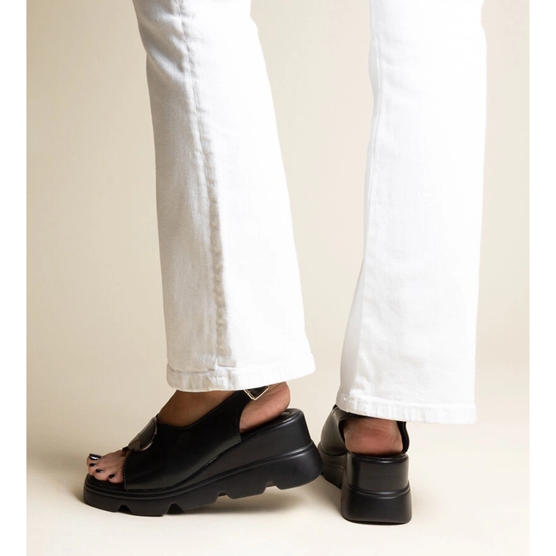 Schwarze Bayley-Keilsandalen mit Schnalle 1