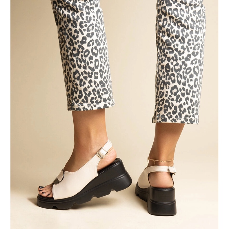 Beigefarbene Keilsandalen mit Bayley-Schnalle 1