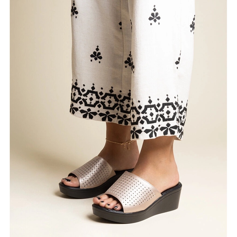 Goldene, durchbrochene Keilpantoffeln aus Garvin-Öko-Leder 1