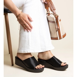 Schwarze, durchbrochene Keilpantoffeln aus Garvin-Öko-Leder 2