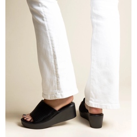 Schwarze, durchbrochene Keilpantoffeln aus Garvin-Öko-Leder 1