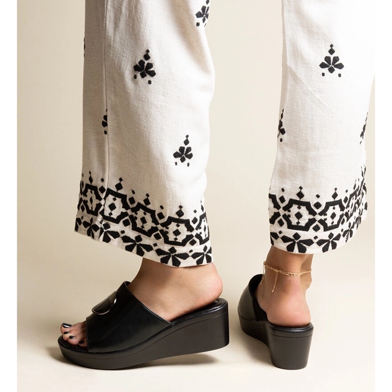 Schwarze Pantoletten mit Keilabsatz und Keirenh-Schnalle 2