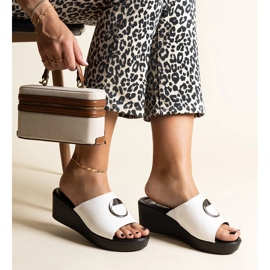 Weiße Keilpantoletten mit Keirenh-Schnalle 1