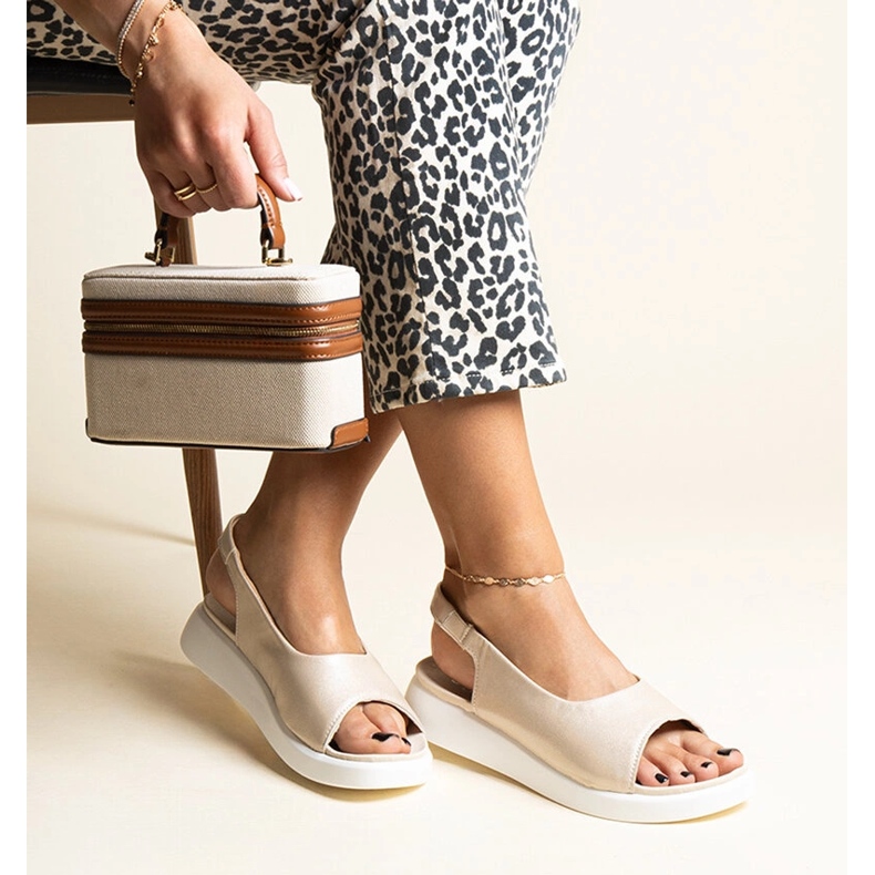 Goldene Slip-On-Sandalen mit Taylak-Glanz 1