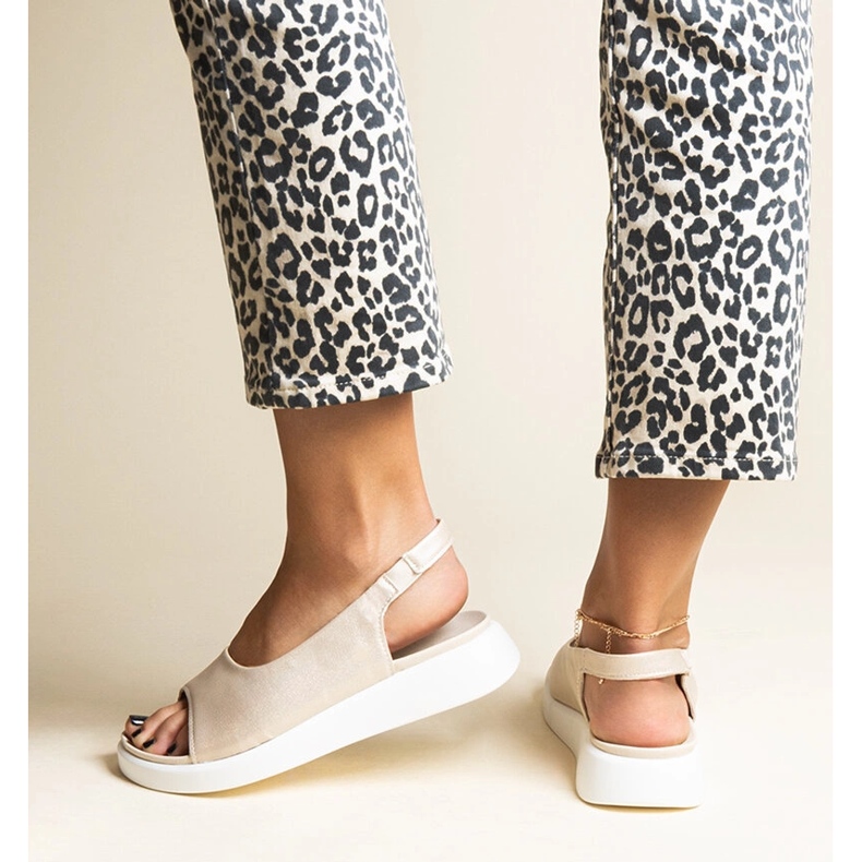 Goldene Slip-On-Sandalen mit Taylak-Glanz 2